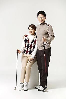포토 JPG 스튜디오촬영 전신 라이프스타일 부부 여자 남자 40대 중년 골프 모션 중년라이프 어깨동무 실내 서기 미소 들기 사람 앉기 동양인 성인 취미 두명 앞모습 손들기 골프채 한국인 중년부부 중년만 성인만 국내포토 커플 뷰포인트 포즈 골프용품 표정 인종 내부 생활 구기 파일형식
