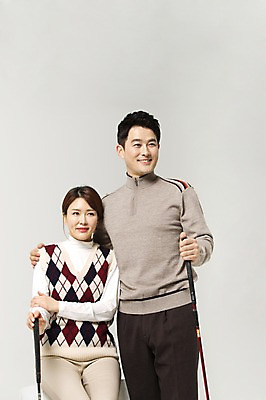 포토 JPG 스튜디오촬영 라이프스타일 부부 응시 여자 남자 40대 중년 골프 모션 중년라이프 어깨동무 실내 서기 미소 들기 사람 앉기 동양인 상반신 성인 두명 골프채 한국인 중년부부 중년만 성인만 국내포토 커플 시선 포즈 골프용품 표정 인종 내부 생활 구기 파일형식