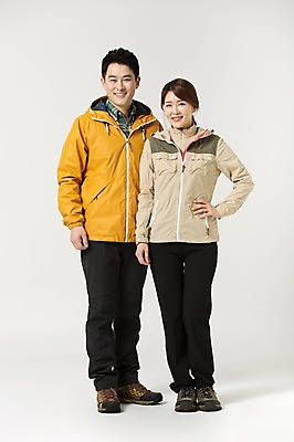 포토 JPG 스튜디오촬영 전신 라이프스타일 부부 여자 남자 40대 중년 허리손 모션 중년라이프 실내 서기 미소 사람 동양인 성인 두명 앞모습 등산 한국인 중년부부 중년만 성인만 국내포토 커플 뷰포인트 포즈 표정 인종 내부 생활 트래킹 파일형식