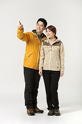 포토 JPG 스튜디오촬영 전신 라이프스타일 부부 응시 여자 남자 40대 중년 모션 중년라이프 실내 서기 미소 사람 동양인 손짓 성인 두명 앞모습 등산 한국인 가리킴 중년부부 중년만 성인만 국내포토 커플 시선 뷰포인트 표정 인종 내부 생활 트래킹 파일형식