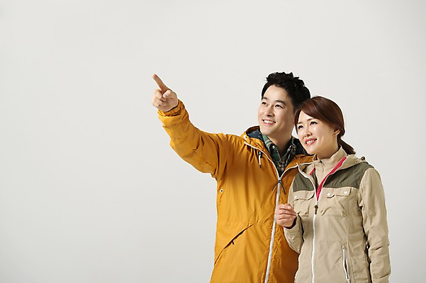 포토 JPG 스튜디오촬영 라이프스타일 부부 응시 여자 남자 40대 중년 모션 중년라이프 실내 서기 미소 사람 동양인 손짓 상반신 성인 두명 앞모습 등산 한국인 가리킴 중년부부 중년만 성인만 국내포토 커플 시선 뷰포인트 표정 인종 내부 생활 트래킹 파일형식