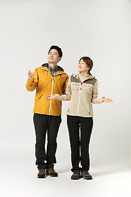 포토 JPG 스튜디오촬영 전신 라이프스타일 부부 여자 남자 40대 중년 모션 중년라이프 실내 서기 사람 동양인 손짓 성인 두명 앞모습 눈감음 등산 한국인 향기 중년부부 중년만 성인만 국내포토 커플 뷰포인트 인종 내부 생활 트래킹 냄새 파일형식