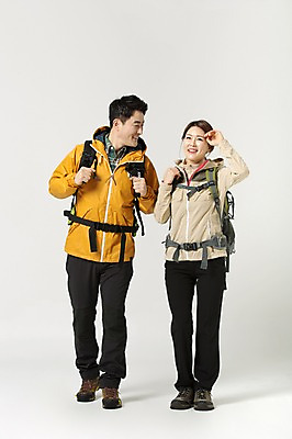 포토 JPG 스튜디오촬영 전신 라이프스타일 부부 여자 남자 40대 중년 배낭 모션 중년라이프 실내 서기 미소 사람 동양인 손짓 성인 두명 앞모습 등산 한국인 중년부부 중년만 성인만 국내포토 커플 뷰포인트 가방 표정 인종 내부 생활 트래킹 파일형식