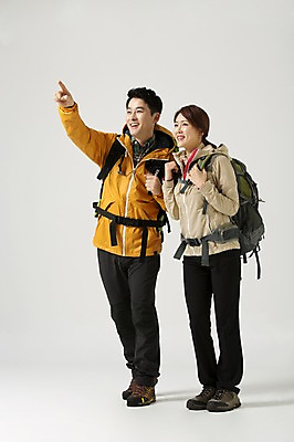 포토 JPG 스튜디오촬영 전신 라이프스타일 부부 응시 여자 남자 40대 중년 배낭 모션 중년라이프 실내 서기 사람 동양인 손짓 성인 두명 옆모습 등산 한국인 가리킴 중년부부 중년만 성인만 국내포토 커플 시선 뷰포인트 가방 인종 내부 생활 트래킹 파일형식