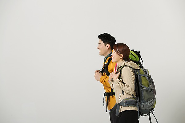 포토 JPG 스튜디오촬영 라이프스타일 부부 응시 여자 남자 40대 중년 배낭 모션 중년라이프 실내 사람 동양인 상반신 성인 두명 옆모습 걷기 등산 한국인 중년부부 중년만 성인만 국내포토 커플 시선 뷰포인트 가방 인종 내부 생활 트래킹 파일형식