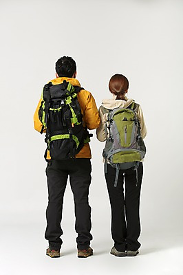 포토 JPG 스튜디오촬영 전신 라이프스타일 부부 여자 남자 40대 중년 배낭 모션 중년라이프 실내 서기 사람 동양인 성인 두명 뒷모습 등산 한국인 중년부부 중년만 성인만 국내포토 커플 뷰포인트 가방 인종 내부 생활 트래킹 파일형식