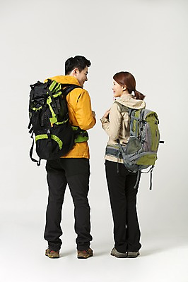 포토 JPG 스튜디오촬영 전신 라이프스타일 부부 여자 남자 40대 중년 배낭 모션 중년라이프 실내 서기 사람 동양인 성인 두명 뒷모습 마주보기 등산 한국인 중년부부 중년만 성인만 국내포토 커플 뷰포인트 가방 인종 내부 생활 트래킹 파일형식