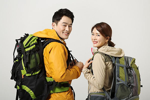 포토 JPG 스튜디오촬영 라이프스타일 부부 여자 남자 40대 중년 배낭 모션 중년라이프 실내 서기 미소 사람 동양인 상반신 성인 두명 뒷모습 등산 한국인 뒤돌아보기 중년부부 중년만 성인만 국내포토 커플 뷰포인트 가방 표정 인종 내부 생활 트래킹 파일형식
