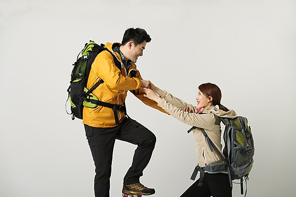 포토 JPG 스튜디오촬영 라이프스타일 부부 여자 남자 40대 중년 배낭 모션 중년라이프 실내 서기 사람 동양인 상반신 성인 두명 옆모습 손잡기 등산 한국인 도움 중년부부 중년만 성인만 국내포토 커플 뷰포인트 컨셉 가방 인종 내부 생활 트래킹 파일형식