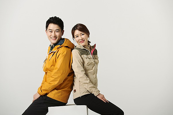 포토 JPG 스튜디오촬영 라이프스타일 부부 여자 남자 40대 중년 모션 중년라이프 실내 미소 사람 앉기 동양인 상반신 성인 두명 옆모습 등산 한국인 등맞대기 중년부부 중년만 성인만 국내포토 커플 뷰포인트 표정 인종 내부 생활 트래킹 파일형식