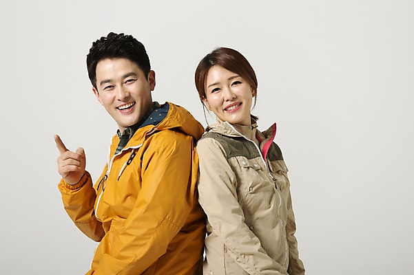 포토 JPG 스튜디오촬영 라이프스타일 부부 여자 남자 40대 중년 모션 중년라이프 실내 미소 사람 앉기 동양인 손짓 상반신 성인 두명 옆모습 등산 한국인 등맞대기 가리킴 중년부부 중년만 성인만 국내포토 커플 뷰포인트 표정 인종 내부 생활 트래킹 파일형식