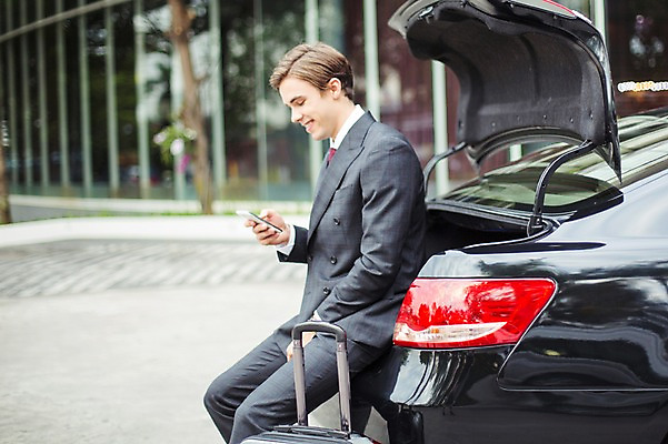 포토 JPG 주간 서양인 외국인 라이프스타일 남자 맨라이프 비즈니스 모션 자동차 2014년태국 한명 미소 들기 사람 앉기 정장 상반신 성인 야외 옆모습 30대 스마트폰 캐리어 직장인 비즈니스맨 고급 성인남자한명만 장년만 장년남자만 장년남자한명만 국내포토 자연요소 해외기획촬영 직업 1 옷 육상교통 뷰포인트 컨셉 표정 인종 생활 장년 핸드폰 스마트기기 여행가방 남자만 남자한명만 성인남자만 성인만 파일형식