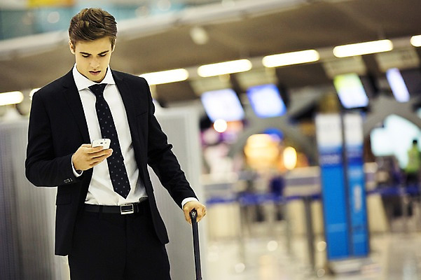 포토 JPG 서양인 외국인 라이프스타일 남자 맨라이프 비즈니스 모션 실내 2014년태국 한명 서기 들기 사람 정장 상반신 성인 앞모습 30대 스마트폰 캐리어 직장인 비즈니스맨 공항 출장 성인남자한명만 장년만 장년남자만 장년남자한명만 국내포토 해외기획촬영 직업 1 옷 뷰포인트 교통시설 인종 내부 생활 장년 핸드폰 스마트기기 여행가방 남자만 남자한명만 성인남자만 성인만 파일형식