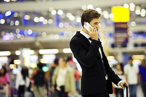 포토 JPG 서양인 외국인 백인 라이프스타일 남자 맨라이프 비즈니스 모션 실내 2014년태국 서기 들기 사람 정장 여러명 상반신 성인 옆모습 30대 스마트폰 직장인 비즈니스맨 공항 출장 통화 남자만 성인남자만 장년만 장년남자만 성인만 국내포토 해외기획촬영 직업 옷 뷰포인트 다수 교통시설 인종 내부 생활 장년 핸드폰 스마트기기 파일형식