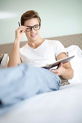 포토 JPG 서양인 외국인 라이프스타일 남자 맨라이프 비즈니스 모션 숙소 휴식 실내 2014년태국 한명 미소 들기 사람 앉기 손짓 상반신 성인 앞모습 30대 펜 다이어리 침대 업무 직장인 비즈니스맨 성인남자한명만 장년만 장년남자만 장년남자한명만 안경낌 국내포토 해외기획촬영 직업 1 안경 뷰포인트 가구 컨셉 표정 인종 내부 생활 장년 필기구 사무용품 작업 남자만 남자한명만 성인남자만 성인만 파일형식