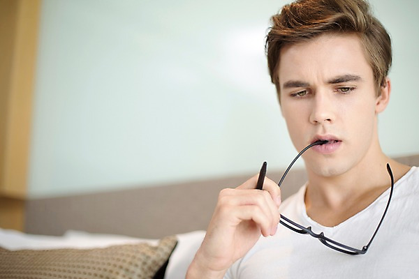 포토 JPG 서양인 외국인 라이프스타일 남자 안경 맨라이프 비즈니스 모션 숙소 실내 2014년태국 한명 들기 사람 앉기 상반신 성인 앞모습 30대 펜 직장인 비즈니스맨 물기 성인남자한명만 장년만 장년남자만 장년남자한명만 국내포토 해외기획촬영 직업 1 잡화 뷰포인트 인종 내부 생활 장년 필기구 남자만 남자한명만 성인남자만 성인만 파일형식