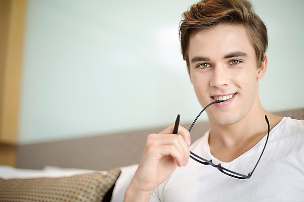 포토 JPG 서양인 외국인 라이프스타일 남자 안경 맨라이프 비즈니스 모션 숙소 휴식 실내 2014년태국 한명 미소 들기 사람 앉기 상반신 성인 앞모습 30대 펜 침대 직장인 비즈니스맨 물기 성인남자한명만 장년만 장년남자만 장년남자한명만 국내포토 해외기획촬영 직업 1 잡화 뷰포인트 가구 컨셉 표정 인종 내부 생활 장년 필기구 남자만 남자한명만 성인남자만 성인만 파일형식