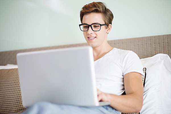 포토 JPG 서양인 외국인 라이프스타일 남자 맨라이프 비즈니스 모션 숙소 휴식 실내 2014년태국 한명 미소 사람 앉기 상반신 성인 앞모습 30대 노트북 침대 웹서핑 직장인 비즈니스맨 성인남자한명만 장년만 장년남자만 장년남자한명만 안경낌 국내포토 해외기획촬영 직업 1 안경 뷰포인트 가구 컨셉 표정 인종 내부 생활 장년 전자제품 남자만 남자한명만 성인남자만 성인만 파일형식