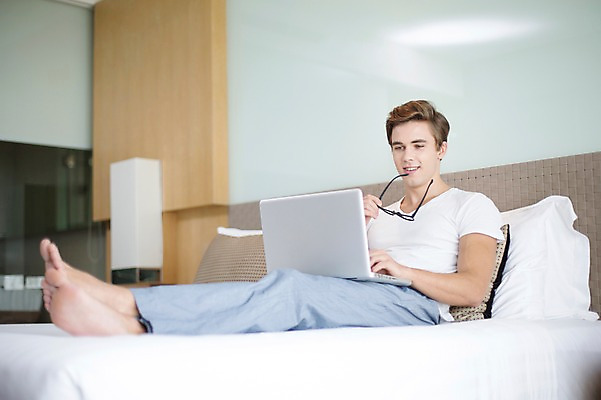 포토 JPG 전신 서양인 외국인 라이프스타일 남자 안경 맨라이프 비즈니스 모션 숙소 휴식 실내 2014년태국 한명 들기 사람 앉기 성인 옆모습 30대 노트북 침대 웹서핑 직장인 비즈니스맨 성인남자한명만 장년만 장년남자만 장년남자한명만 국내포토 해외기획촬영 직업 1 잡화 뷰포인트 가구 컨셉 인종 내부 생활 장년 전자제품 남자만 남자한명만 성인남자만 성인만 파일형식