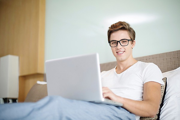 포토 JPG 서양인 외국인 라이프스타일 남자 맨라이프 비즈니스 모션 숙소 휴식 실내 2014년태국 한명 미소 들기 사람 앉기 상반신 성인 앞모습 30대 노트북 침대 웹서핑 직장인 비즈니스맨 성인남자한명만 장년만 장년남자만 장년남자한명만 안경낌 국내포토 해외기획촬영 직업 1 안경 뷰포인트 가구 컨셉 표정 인종 내부 생활 장년 전자제품 남자만 남자한명만 성인남자만 성인만 파일형식