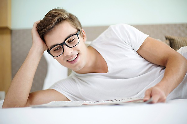 포토 JPG 서양인 외국인 라이프스타일 남자 맨라이프 비즈니스 모션 숙소 휴식 실내 2014년태국 한명 미소 사람 상반신 성인 앞모습 30대 눕기 침대 직장인 비즈니스맨 신문 읽기 성인남자한명만 장년만 장년남자만 장년남자한명만 안경낌 국내포토 해외기획촬영 직업 1 안경 뷰포인트 가구 컨셉 표정 인종 내부 생활 간행물 장년 뉴스 남자만 남자한명만 성인남자만 성인만 파일형식