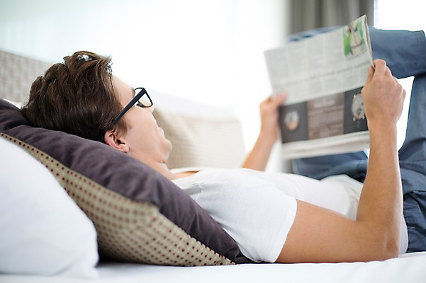 포토 JPG 서양인 외국인 라이프스타일 남자 맨라이프 비즈니스 모션 숙소 휴식 실내 2014년태국 한명 들기 사람 상반신 성인 옆모습 30대 눕기 침대 직장인 비즈니스맨 신문 읽기 성인남자한명만 장년만 장년남자만 장년남자한명만 안경낌 국내포토 해외기획촬영 직업 1 안경 뷰포인트 가구 컨셉 인종 내부 생활 간행물 장년 뉴스 남자만 남자한명만 성인남자만 성인만 파일형식