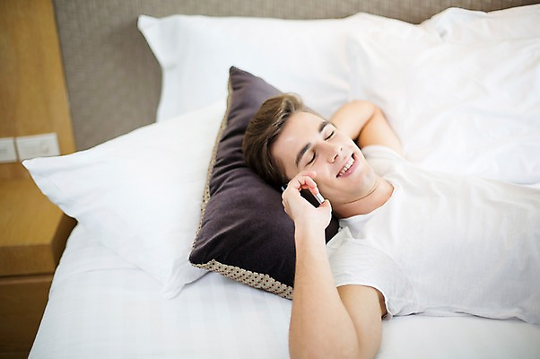 포토 JPG 서양인 외국인 라이프스타일 남자 맨라이프 비즈니스 베개 모션 숙소 휴식 실내 2014년태국 한명 미소 들기 사람 상반신 성인 앞모습 30대 스마트폰 눕기 직장인 비즈니스맨 통화 성인남자한명만 장년만 장년남자만 장년남자한명만 국내포토 해외기획촬영 직업 1 뷰포인트 컨셉 침구 표정 인종 내부 생활 장년 핸드폰 스마트기기 남자만 남자한명만 성인남자만 성인만 파일형식