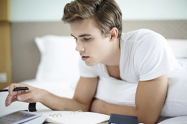 포토 JPG 서양인 외국인 라이프스타일 남자 엎드리기 맨라이프 비즈니스 베개 모션 숙소 실내 2014년태국 한명 들기 사람 상반신 성인 옆모습 30대 태블릿 펜 다이어리 침대 업무 직장인 비즈니스맨 성인남자한명만 장년만 장년남자만 장년남자한명만 국내포토 해외기획촬영 직업 1 뷰포인트 가구 침구 인종 내부 생활 장년 전자제품 스마트기기 필기구 사무용품 작업 남자만 남자한명만 성인남자만 성인만 파일형식