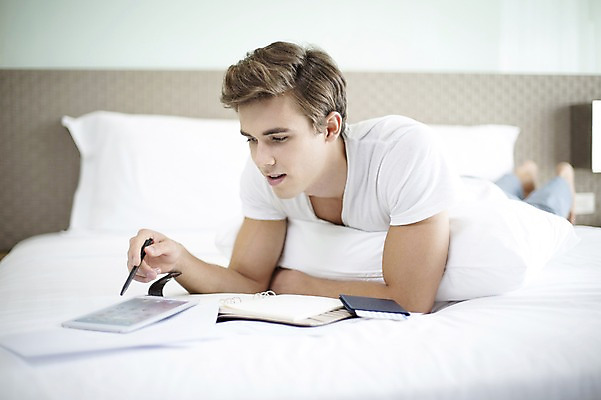 포토 JPG 서양인 외국인 라이프스타일 남자 엎드리기 맨라이프 비즈니스 베개 모션 숙소 실내 2014년태국 한명 미소 들기 사람 상반신 성인 앞모습 30대 태블릿 펜 다이어리 침대 업무 직장인 비즈니스맨 여권 성인남자한명만 장년만 장년남자만 장년남자한명만 국내포토 해외기획촬영 직업 1 뷰포인트 가구 침구 표정 인종 내부 생활 장년 전자제품 스마트기기 필기구 사무용품 작업 남자만 남자한명만 성인남자만 성인만 파일형식