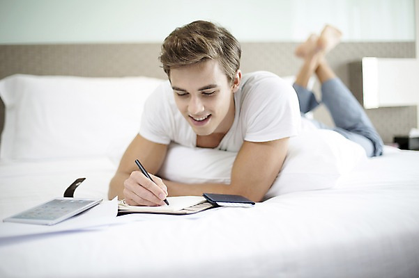 포토 JPG 전신 서양인 외국인 라이프스타일 남자 엎드리기 맨라이프 비즈니스 모션 숙소 실내 2014년태국 한명 미소 들기 사람 성인 앞모습 30대 태블릿 펜 다이어리 침대 업무 직장인 비즈니스맨 여권 성인남자한명만 장년만 장년남자만 장년남자한명만 국내포토 해외기획촬영 직업 1 뷰포인트 가구 표정 인종 내부 생활 장년 전자제품 스마트기기 필기구 사무용품 작업 남자만 남자한명만 성인남자만 성인만 파일형식