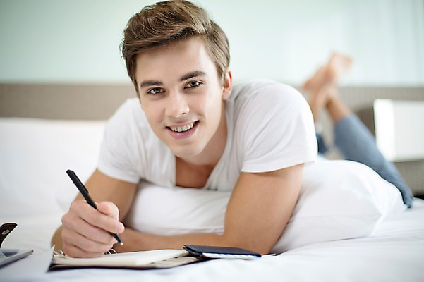 포토 JPG 전신 서양인 외국인 라이프스타일 남자 엎드리기 맨라이프 비즈니스 베개 모션 숙소 실내 2014년태국 한명 미소 들기 사람 성인 30대 펜 다이어리 침대 업무 직장인 비즈니스맨 여권 성인남자한명만 장년만 장년남자만 장년남자한명만 국내포토 해외기획촬영 직업 1 가구 침구 표정 인종 내부 생활 장년 필기구 사무용품 작업 남자만 남자한명만 성인남자만 성인만 파일형식