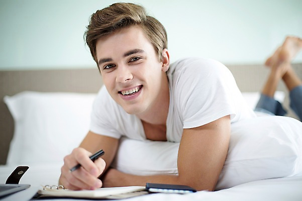 포토 JPG 전신 서양인 외국인 라이프스타일 남자 엎드리기 맨라이프 비즈니스 베개 모션 휴식 실내 2014년태국 한명 미소 들기 사람 성인 앞모습 30대 펜 다이어리 침대 비즈니스맨 여권 성인남자한명만 장년만 장년남자만 장년남자한명만 국내포토 해외기획촬영 1 뷰포인트 가구 컨셉 침구 표정 인종 내부 생활 장년 필기구 사무용품 직장인 남자만 남자한명만 성인남자만 성인만 파일형식