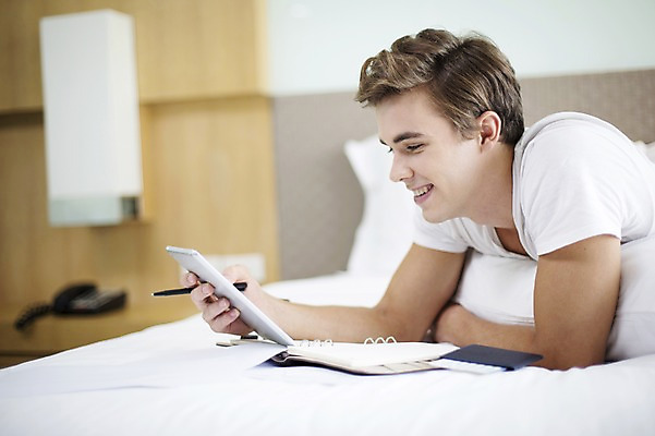 포토 JPG 서양인 외국인 라이프스타일 남자 엎드리기 맨라이프 비즈니스 모션 숙소 실내 2014년태국 한명 미소 들기 사람 상반신 성인 옆모습 30대 태블릿 펜 다이어리 침대 업무 직장인 비즈니스맨 여권 성인남자한명만 장년만 장년남자만 장년남자한명만 국내포토 해외기획촬영 직업 1 뷰포인트 가구 표정 인종 내부 생활 장년 전자제품 스마트기기 필기구 사무용품 작업 남자만 남자한명만 성인남자만 성인만 파일형식