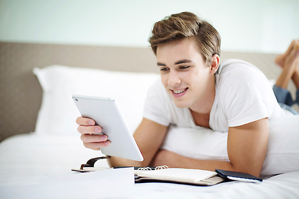 포토 JPG 전신 서양인 외국인 라이프스타일 남자 엎드리기 맨라이프 비즈니스 베개 모션 숙소 실내 2014년태국 한명 미소 들기 사람 성인 앞모습 30대 태블릿 다이어리 침대 웹서핑 직장인 비즈니스맨 여권 성인남자한명만 장년만 장년남자만 장년남자한명만 국내포토 해외기획촬영 직업 1 뷰포인트 가구 침구 표정 인종 내부 생활 장년 전자제품 스마트기기 사무용품 남자만 남자한명만 성인남자만 성인만 파일형식