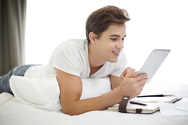 포토 JPG 서양인 외국인 라이프스타일 남자 엎드리기 맨라이프 비즈니스 모션 숙소 실내 2014년태국 한명 미소 들기 사람 상반신 성인 옆모습 30대 태블릿 펜 다이어리 웹서핑 직장인 비즈니스맨 성인남자한명만 장년만 장년남자만 장년남자한명만 국내포토 해외기획촬영 직업 1 뷰포인트 표정 인종 내부 생활 장년 전자제품 스마트기기 필기구 사무용품 남자만 남자한명만 성인남자만 성인만 파일형식