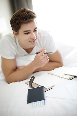 포토 JPG 서양인 외국인 라이프스타일 남자 엎드리기 맨라이프 비즈니스 모션 숙소 실내 2014년태국 한명 미소 들기 사람 상반신 성인 앞모습 30대 펜 다이어리 침대 업무 직장인 비즈니스맨 여권 성인남자한명만 장년만 장년남자만 장년남자한명만 국내포토 해외기획촬영 직업 1 뷰포인트 가구 표정 인종 내부 생활 장년 필기구 사무용품 작업 남자만 남자한명만 성인남자만 성인만 파일형식