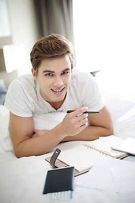 포토 JPG 서양인 외국인 라이프스타일 남자 엎드리기 맨라이프 비즈니스 모션 숙소 휴식 실내 2014년태국 한명 미소 들기 사람 상반신 성인 앞모습 30대 펜 다이어리 침대 업무 직장인 비즈니스맨 여권 성인남자한명만 장년만 장년남자만 장년남자한명만 국내포토 해외기획촬영 직업 1 뷰포인트 가구 컨셉 표정 인종 내부 생활 장년 필기구 사무용품 작업 남자만 남자한명만 성인남자만 성인만 파일형식