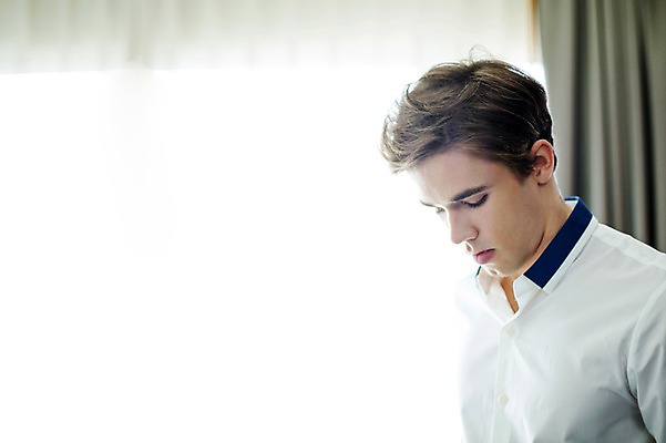 포토 JPG 서양인 외국인 라이프스타일 남자 여유 맨라이프 와이셔츠 비즈니스 모션 숙소 휴식 실내 2014년태국 한명 서기 사람 상반신 성인 옆모습 30대 햇빛 직장인 비즈니스맨 성인남자한명만 장년만 장년남자만 장년남자한명만 국내포토 해외기획촬영 직업 1 감정 뷰포인트 컨셉 셔츠 인종 내부 생활 장년 태양 남자만 남자한명만 성인남자만 성인만 파일형식