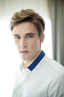 포토 JPG 서양인 외국인 라이프스타일 남자 여유 맨라이프 비즈니스 모션 숙소 휴식 실내 2014년태국 한명 서기 사람 정장 상반신 성인 옆모습 30대 직장인 비즈니스맨 성인남자한명만 장년만 장년남자만 장년남자한명만 국내포토 해외기획촬영 직업 1 옷 감정 뷰포인트 컨셉 인종 내부 생활 장년 남자만 남자한명만 성인남자만 성인만 파일형식