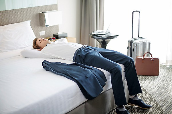 포토 JPG 전신 서양인 외국인 라이프스타일 남자 여유 맨라이프 서류가방 비즈니스 모션 숙소 휴식 실내 2014년태국 한명 사람 정장 성인 옆모습 30대 눕기 캐리어 눈감음 재킷 침대 직장인 비즈니스맨 성인남자한명만 장년만 장년남자만 장년남자한명만 국내포토 해외기획촬영 직업 1 옷 감정 뷰포인트 가구 컨셉 가방 인종 내부 생활 장년 여행가방 외투 남자만 남자한명만 성인남자만 성인만 파일형식