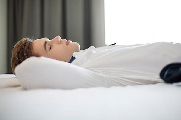 포토 JPG 서양인 외국인 라이프스타일 남자 여유 맨라이프 비즈니스 모션 숙소 휴식 실내 2014년태국 한명 사람 정장 상반신 성인 옆모습 30대 눕기 눈감음 침대 잠 직장인 비즈니스맨 성인남자한명만 장년만 장년남자만 장년남자한명만 국내포토 해외기획촬영 직업 1 옷 감정 뷰포인트 가구 컨셉 인종 내부 생활 장년 남자만 남자한명만 성인남자만 성인만 파일형식