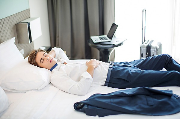 포토 JPG 서양인 외국인 라이프스타일 남자 여유 맨라이프 비즈니스 베개 모션 숙소 휴식 실내 2014년태국 한명 사람 정장 상반신 성인 옆모습 30대 노트북 눕기 캐리어 눈감음 재킷 침대 잠 직장인 비즈니스맨 성인남자한명만 장년만 장년남자만 장년남자한명만 국내포토 해외기획촬영 직업 1 옷 감정 뷰포인트 가구 컨셉 침구 인종 내부 생활 장년 전자제품 여행가방 외투 남자만 남자한명만 성인남자만 성인만 파일형식