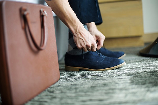 포토 JPG 서양인 외국인 라이프스타일 남자 여유 맨라이프 신발 가방 비즈니스 모션 숙소 휴식 실내 2014년태국 한명 사람 정장 손짓 성인 30대 하반신 직장인 비즈니스맨 신발신기 성인남자한명만 장년만 장년남자만 장년남자한명만 국내포토 해외기획촬영 직업 1 잡화 옷 감정 컨셉 인종 내부 생활 장년 남자만 남자한명만 성인남자만 성인만 파일형식