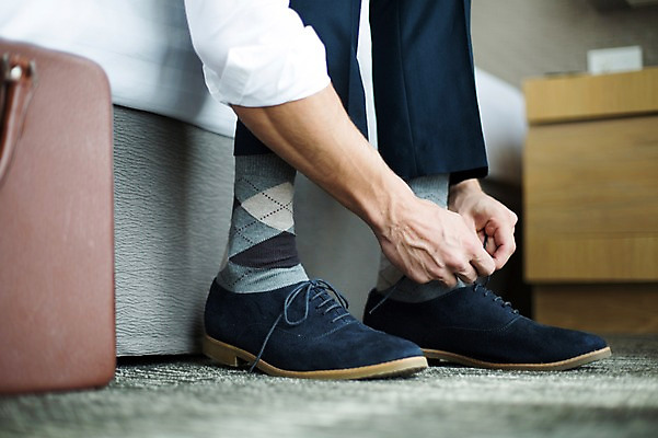 포토 JPG 서양인 외국인 라이프스타일 남자 여유 맨라이프 신발 가방 비즈니스 모션 숙소 휴식 실내 2014년태국 한명 사람 정장 손짓 성인 30대 하반신 침대 직장인 비즈니스맨 신발신기 성인남자한명만 장년만 장년남자만 장년남자한명만 국내포토 해외기획촬영 직업 1 잡화 옷 감정 가구 컨셉 인종 내부 생활 장년 남자만 남자한명만 성인남자만 성인만 파일형식