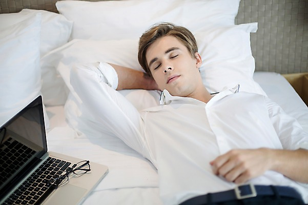 포토 JPG 서양인 외국인 라이프스타일 남자 안경 여유 맨라이프 비즈니스 베개 모션 숙소 휴식 실내 2014년태국 한명 사람 정장 상반신 성인 앞모습 30대 노트북 눕기 눈감음 침대 잠 직장인 비즈니스맨 성인남자한명만 장년만 장년남자만 장년남자한명만 국내포토 해외기획촬영 직업 1 잡화 옷 감정 뷰포인트 가구 컨셉 침구 인종 내부 생활 장년 전자제품 남자만 남자한명만 성인남자만 성인만 파일형식