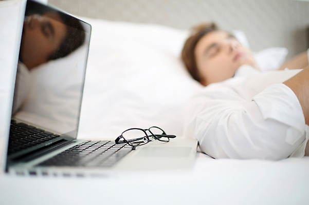 포토 JPG 서양인 외국인 라이프스타일 남자 안경 여유 맨라이프 비즈니스 모션 숙소 휴식 실내 2014년태국 한명 사람 정장 상반신 성인 옆모습 30대 노트북 침대 잠 직장인 비즈니스맨 성인남자한명만 장년만 장년남자만 장년남자한명만 국내포토 해외기획촬영 직업 1 잡화 옷 감정 뷰포인트 가구 컨셉 인종 내부 생활 장년 전자제품 남자만 남자한명만 성인남자만 성인만 파일형식