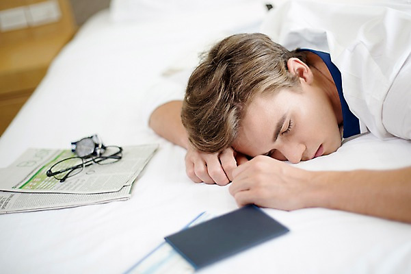 포토 JPG 서양인 외국인 라이프스타일 남자 안경 여유 엎드리기 맨라이프 비즈니스 모션 숙소 휴식 실내 2014년태국 한명 사람 정장 상반신 성인 30대 스마트폰 눈감음 침대 잠 직장인 비즈니스맨 신문 성인남자한명만 장년만 장년남자만 장년남자한명만 국내포토 해외기획촬영 직업 1 잡화 옷 감정 가구 컨셉 인종 내부 생활 간행물 장년 핸드폰 스마트기기 뉴스 남자만 남자한명만 성인남자만 성인만 파일형식