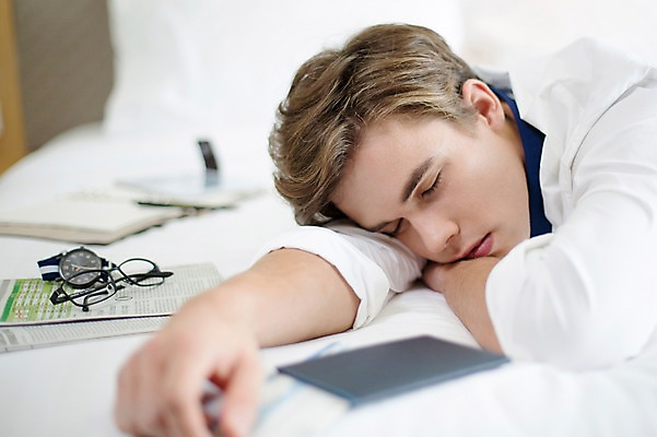 포토 JPG 서양인 외국인 라이프스타일 남자 안경 여유 엎드리기 시계 맨라이프 비즈니스 모션 숙소 휴식 실내 2014년태국 한명 사람 정장 상반신 성인 30대 스마트폰 눈감음 잠 직장인 비즈니스맨 신문 성인남자한명만 장년만 장년남자만 장년남자한명만 국내포토 해외기획촬영 직업 1 잡화 옷 감정 컨셉 인종 내부 생활 간행물 장년 핸드폰 스마트기기 뉴스 남자만 남자한명만 성인남자만 성인만 파일형식