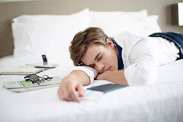 포토 JPG 서양인 외국인 라이프스타일 남자 안경 여유 엎드리기 시계 맨라이프 비즈니스 베개 모션 숙소 휴식 실내 2014년태국 한명 사람 정장 상반신 성인 30대 눈감음 침대 잠 직장인 비즈니스맨 신문 성인남자한명만 장년만 장년남자만 장년남자한명만 국내포토 해외기획촬영 직업 1 잡화 옷 감정 가구 컨셉 침구 인종 내부 생활 간행물 장년 뉴스 남자만 남자한명만 성인남자만 성인만 파일형식