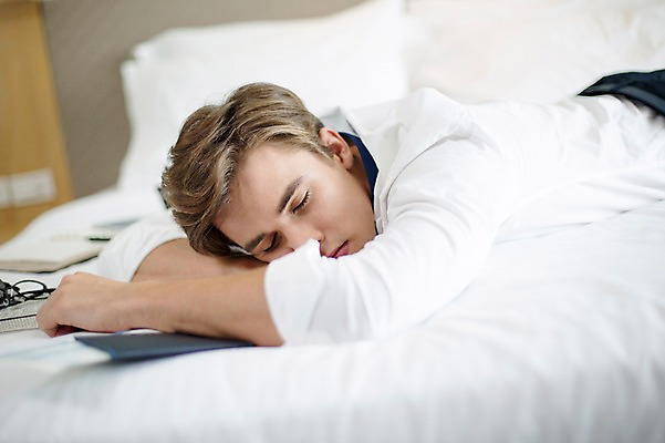 포토 JPG 서양인 외국인 라이프스타일 남자 여유 엎드리기 맨라이프 비즈니스 베개 모션 숙소 휴식 실내 2014년태국 한명 사람 정장 상반신 성인 30대 침대 직장인 비즈니스맨 성인남자한명만 장년만 장년남자만 장년남자한명만 국내포토 해외기획촬영 직업 1 옷 감정 가구 컨셉 침구 인종 내부 생활 장년 남자만 남자한명만 성인남자만 성인만 파일형식